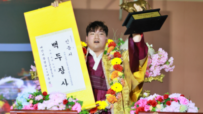 최성민, 문경단오씨름대회 백두장사 등극...임진원에 3-1 역전승