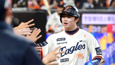 KIA의 기습 견제에 당한 문현빈, 김경문 감독의 문책 후 하루 만에 결승 홈런으로 대반전! 한화의 상승세 계속 이어가